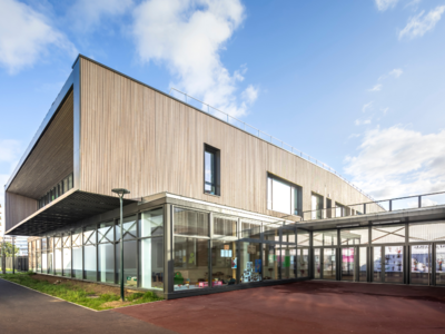 Bardage bois en Mélèze pré-grisé – École à Bagneux (92)