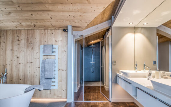 Bathroom wood panelling of the « PATAGONIA » chalet – Courchevel (Savoie)