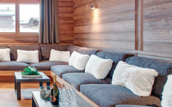 Living room EcoThermo interior panelling in Siberian Larch, Chalet Meringue et Macaron – Le Grand Bornand (74)