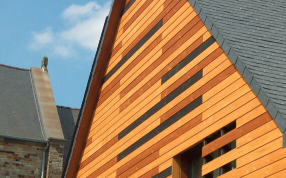 Bespoke wood cladding for a public building in Pléchatel – (Bretagne – 35)